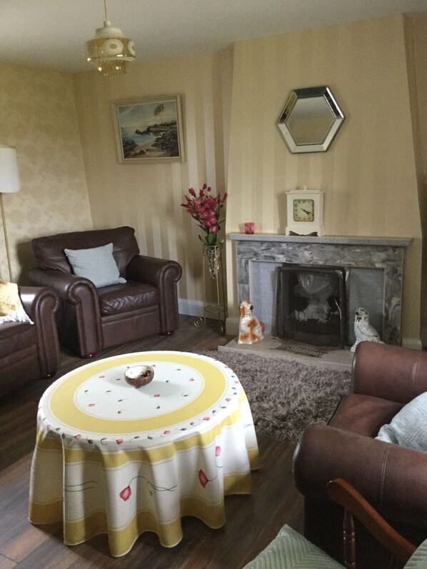 Smart-TV, Kamin, Bücher