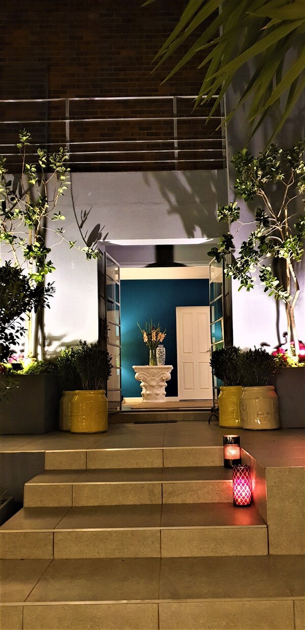 Fachada da propriedade à noite