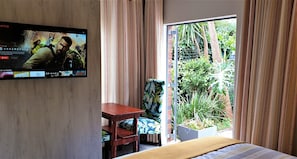 Quarto conforto | Roupas de cama premium, frigobar, individualmente decorados