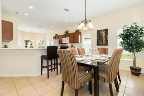 Hus | Eget kjøkken | Kjøleskap, mikrobølgeovn, oppvaskmaskin og kjøkkenutstyr