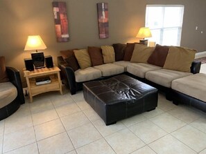 TV - Modern 4 bed Home With Large Pool Area With no Rear Neighbors and Great Privacy - 251 (Kissimmee)