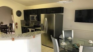 House | Private kitchen - Fabulous 5 bed Villa With a South Facing Pool and spa Backing Onto Conservation - 486 (Davenport)