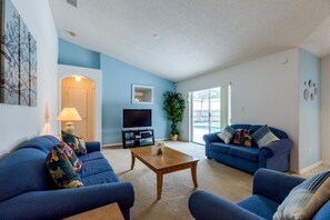 House | Ruang tamu | TV, pemain DVD, meja ping pong 