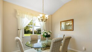 House | Private kitchen - Beautiful 4 Bedroom, 4.5 Bathroom Villa on a Large Corner lot With South Facing Pool & Spa - 502 (Davenport)