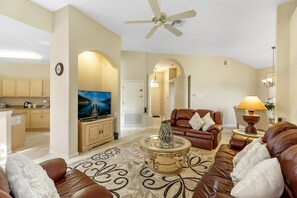 House | Living room - Beautiful 4 Bedroom, 4.5 Bathroom Villa on a Large Corner lot With South Facing Pool & Spa - 502 (Davenport)