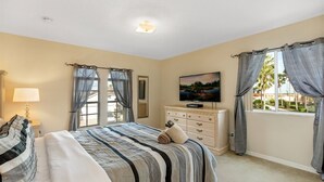 House - Beautiful 4 Bedroom, 4.5 Bathroom Villa on a Large Corner lot With South Facing Pool & Spa - 502 (Davenport)