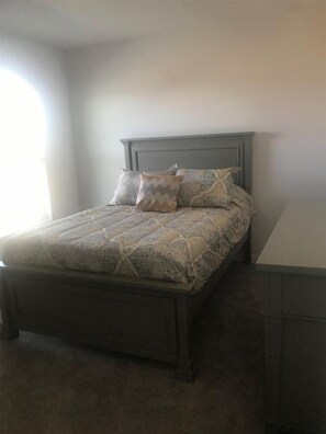 5 bedrooms, desk, travel crib, free WiFi - 490 (Davenport)
