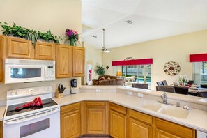 House | Private kitchen - Stunning 4 Bed Pool Villa Located Just Minutes From the Orlando Area Attractions - 405 (Davenport)