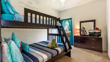 House | 4 bedrooms, desk, iron/ironing board, free WiFi