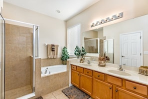 House | Bathroom - Large 5 bed Villa With Pool and spa Overlooking Conservation and Woodland Area (Davenport)