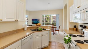 Private kitchen - Fabulous 3 bed Villa With Private Oversized Pool - 293 (Davenport)