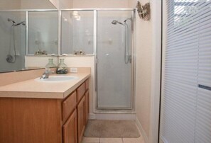 House | Bathroom - This Chic 4 Bedroom 3 Bath Villa is a Perfect Retreat From the Busy Local Attractions Where Guests can Relax and Recharge - 500 (Clermont)