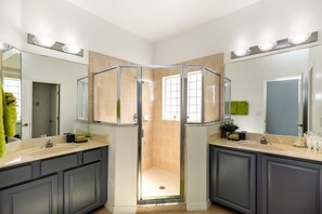 4 bedrooms, desk, free WiFi - Fabulous 4 bed Home With Private South Facing Pool and spa With Modern Decor - 418 (Davenport)