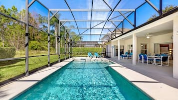 House | 4 bedrooms, desk, free WiFi