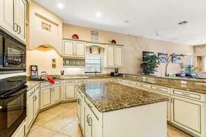 Casa | Cocina privada | Refrigerador, microondas, lavavajillas y cafetera y tetera 