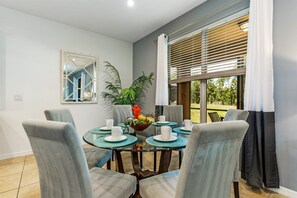 Ház | Privát konyha | Hűtőszekrény, mikrohullámú sütő, mosogatógép és elektromos vízforraló