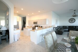 Talo | Olohuone | Taulutelevisio, leluja, kirjoja