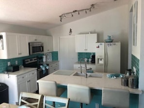 Maison | Cuisine privée | Réfrigérateur, four à micro-ondes, lave-vaisselle, chaise haute