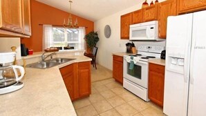 Private kitchen - Fabulous 3 bed South Facing Pool and Great Privacy - 480 (Davenport)
