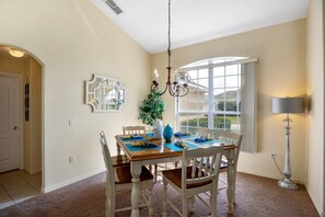 Refrigerador, microondas, lavavajillas, utensilios de cocina