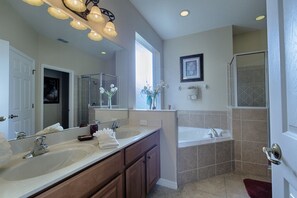 Bathroom - Beautifully Positioned Lake View Home (Davenport)