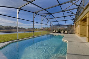 5 bedrooms, desk, free WiFi, bed sheets - Beautifully Positioned Lake View Home (Davenport)