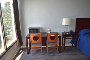 Desk, free WiFi, bed sheets - USA Economy Lodge (Spartanburg)