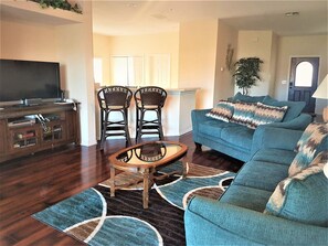 TV, books - Stunning 4 Bedroom Villa With Its Own Private Pool and Spa - 230 (Clermont)