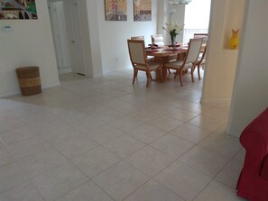 Talo | 4 makuuhuonetta, työpöytä, ilmainen Wi-Fi, herätyskellot