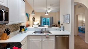 Condo | Private kitchen | Coffee/tea maker, fridge, microwave, dishwasher - Fabulous 3 bed Condo Near to all the Attractions - 479 (Davenport)