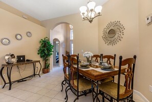 Rumah | Dapur pribadi | Lemari es, microwave, mesin pencuci piring, dan mesin pembuat kopi/teh