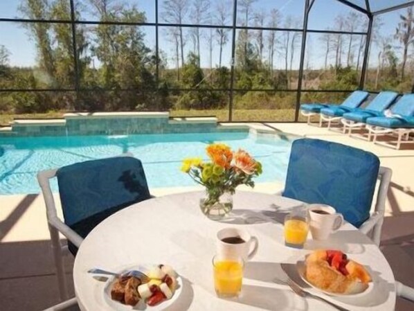 Kolam renang outdoor dan sebuah kolam renang air terjun