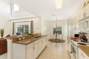 Casa | Cocina privada | Refrigerador, microondas, lavavajillas y utensilios de cocina 
