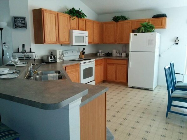 House | 4 bedrooms, desk, free WiFi - Lovely 4 Bedroom Home - 382 (Davenport)