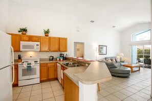 Een vaatwasser, een kinderstoel, kookgerei, borden en bestek