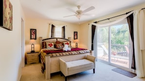 House - Amazing Modern 5 bed Villa With South Facing Pool Overlooking Conservation and Woodland (Davenport)