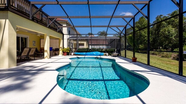 House - Amazing Modern 5 bed Villa With South Facing Pool Overlooking Conservation and Woodland (Davenport)