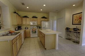 Diskmaskin, barnstol och grytor/köksredskap