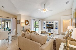 House | Living room | TV - Stunning 4 Bed, 3 Bath Villa With Southwest Facing Pool and spa - 503 (Clermont)