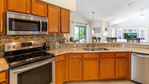 House | Private kitchen - Stunning 4 Bed, 3 Bath Villa With Southwest Facing Pool and spa - 503 (Clermont)