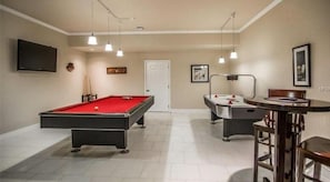 4 bedrooms, desk, free WiFi - 410 (Davenport)
