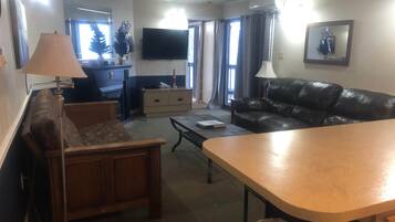 Fernseher, Kamin, DVD-Player