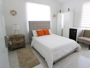 6 bedrooms, iron/ironing board, travel crib, free WiFi - Costa Paraíso Beach House (Aguada)