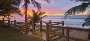 Sulla spiaggia, lettini da mare