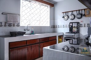 Ovn, kogeplade, opvaskemaskine, køkkentøj/tallerkener/redskaber