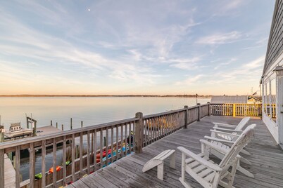 Swansboro's "Seaside Bliss" Apartment! ★Epic Sunsets★Walk Everywhere! ★Dock
