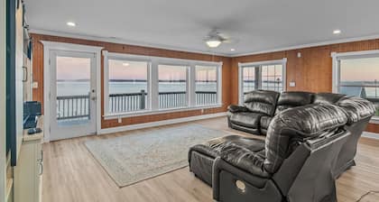 Swansboro's "Seaside Bliss" Apartment! ★Epic Sunsets★Walk Everywhere! ★Dock