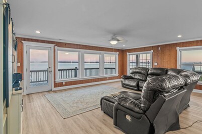 Swansboro's "Seaside Bliss" Apartment! ★Epic Sunsets★Walk Everywhere! ★Dock