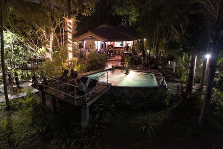 Una piscina al aire libre, sillones reclinables de piscina