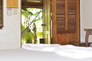 Jungle View | Colchones Select Comfort, caja fuerte, mobiliario individual